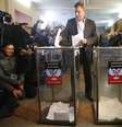 <p>Alexander Zakharchenko, líder separatista da autoproclamada República Popular de Donetsk, deposita seu voto em urna</p>  Foto: Maxim Zmeyev / Reuters