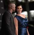 Kim Kardashian usa vestido apertado   Foto: Jason Kempin / Getty Images