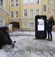Homem tira foto de monumento em forma de iPhone para homenagear o fundador da Apple Steve Jobs em São Petersburgo. 10/01/2013  Foto: Alexander Demianchuk / Reuters