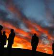 <p>Civis curdos observam do topo de uma colina a cidade síria de Kobani</p>  Foto: Yannis Behrakis / Reuters