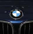 El logo de BMW visto en uno de sus automóviles durante el Mundial del Automóvil en París. Imagen de archivo, 03 octubre, 2014.  El fabricante alemán de automóviles de lujo BMW AG dijo el martes que su ganancia operativa aumentó un 17 por ciento en el tercer trimestre, por encima de las previsiones.  Foto: Benoit Tessier / Reuters