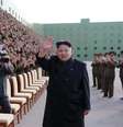 O líder norte-coreano usava de bengala nas últimas aparições, mas parece ter se recuperado   Foto: KCNA / AFP