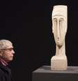 Escultura "Tete", de Amadeo Modigliani, na casa de leilões Sotheby's, em Nova York. 31/10/2014.  Foto: Shannon Stapleton / Reuters