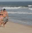 Luciano Szafir caminha na praia com a mulher   Foto: Delson Silva / AgNews