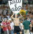 Diego Tardelli comemora com torcida novo feito da equipe mais "imortal" da atualidade  Foto: Ramon Bitencourt / Agência Lance
