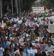 Segundo os organizadores, 120 mil pessoas participaram da marcha, no mais recente protesto pelo desaparecimento dos jovens  Foto: Marco Ugarte / AP