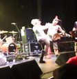 Mike agride fã durante show na Austrália  Foto: Youtube / Reprodução