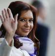 <p>A presidente da Argentina, Cristina Kirchner, acena ao deixar o Palácio do Itamaraty, em Brasília, em julho de 2014</p>  Foto: Ueslei Marcelino / Reuters