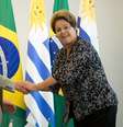 <p>José Mujica e Dilma Rousseff se cumprimentam antes de reunião nesta sexta-feira</p>  Foto: Agência Brasil