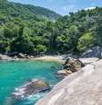 Ilha Grande/Angra dos Reis - Localizada em Angra dos Reis, Ilha Grande é um paraíso para quem busca integração com a natureza. A ilha tem uma grande reserva de Mata Atlântica, com trilhas que revelam cachoeiras e praias. Passeios de barco que saem da vila principal da ilha, o Abraão, levam os visitantes para outros locais incríveis da região, como a Lagoa Verde e a Lagoa Azul  Foto: Diego Cardini/Shutterstock