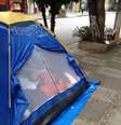<p>Após jogarem creolina em sua barraca, o menino ganhou nova "casa"</p>  Foto: Débora Melo / Terra