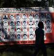 Painel com fotos dos 43 estudantes desaparecidos no México.  Foto: Daniel Becerril / Reuters