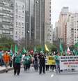 <p>Cerca de 300 pessoas participaram do ato na capital gaúcha, na tarde desta sexta-feira, 7 de novembro</p>  Foto: Daniel Fávero / Terra