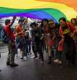 <p>O colorido da festa n&atilde;o foi prejudicado pela chuva que caiu durante o desfile, do qual participaram cerca de tr&ecirc;s mil pessoas</p>  Foto: Tyrone Siu / Reuters