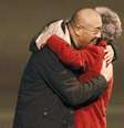 <p>Kenneth Bae abraça a mãe Myung Hee Bae durante reencontro na base conjunta Lewis-McChord, no estado de Washington</p>  Foto: Anthony Bolante / Reuters