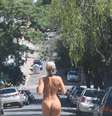 <p>Uma mulher é flagrada correndo nua nas ruas de Porto Alegre, RS, a poucos metros do Palácio Piratini, horas antes da "Corrida Pelada" marcada pelas redes sociais</p>  Foto: Fernando Teixeira / Futura Press