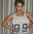 Beyoncé com o maiô que faz referência a uma das músicas do marido Jay Z  Foto: Tumblr / Reprodução
