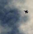 <p>Um avião militar da coalizão liderada pelos EUA voa acima da cidade síria de Kobani, na fronteira Turquia-Síria, em 9 de novembro</p>  Foto: Vadim Ghirda / AP