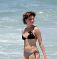 Bruna Linzmeyer aproveitou a folga para se exercitar na praia do Leblon, zona sul do Rio de Janeiro, nesta segunda-feira (10)  Foto: J.Humberto  / AgNews