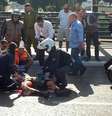<p>M&eacute;dicos israelenses atendem o&nbsp;soldado esfaqueado em Tel Aviv, em Israel, nesta segunda-feira</p>  Foto: Reuters