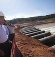 <p>O governador de São Paulo Geraldo Alckmin observa o reservatório de Jaguari em 15 de maio.</p>  Foto: Rogerio Casemiro / Reuters
