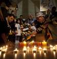 <p>Palestinos acendem velas no túmulo do líder palestino Yasser Arafat  durante o 10º aniversário da sua morte, na cidade de Ramallah, Cisjordânia</p>  Foto: Majdi Mohammed / AP