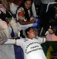 Brasileiro se crucifica em frente à embaixada no Paraguai  Foto: EFE