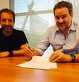 <p>Em foto postada pela emissora, ator sorri e assina contrato</p>  Foto: Band/Twitter / Reprodução