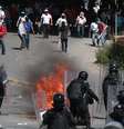 <p>Os manifestantes, que estavam com os rostos cobertos, entraram em confronto com o batalhão de choque</p>  Foto: José Luis de la Cruz / EFE