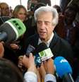 <p>O candidato &agrave; Presid&ecirc;ncia do Uruguai Tabar&eacute; V&aacute;zquez, da Frente Ampla, fala &agrave; imprensa ap&oacute;s votar em Montevid&eacute;u no fim de outubro</p>  Foto: Andres Stapff / Reuters