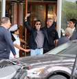 Paul McCartney causou alvoroço ao deixar o hotel Copacabana Palace, na zona sul do Rio de Janeiro, nesta quarta-feira (12)  Foto: Gabriel Reis/André Freitas / AgNews
