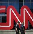 <p>Nesta foto de aquivo, policiais passam em frente ao escrit&oacute;rio da CNN em Atlanta</p>  Foto: David Goldman / AP
