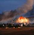 <p>Fumaça e chamas emanam de local atingido por ataque aéreo na cidade de Kobani, norte da Síria</p>  Foto: Kai Pfaffenbach / Reuters