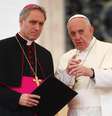 O papa Francisco (direita) conversa com o arcebispo Georg Ganswein durante sua audiência geral na Praça São Pedro, no Vaticano, nesta quarta-feira. 12/11/2014  Foto: Tony Gentile / Reuters
