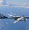 <p>Um bombardeiro russo TU-95 voa a noroeste da ilha de Okinoshima, no Japaão, em agosto do ano passado</p><p> </p>  Foto: Ministério da Defesa do Japão / Reuters