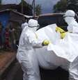 <p>Agentes de saúde removem corpo de homem que provavelmente morreu vítima de Ebola na Libéria</p>  Foto: James Giahyue / Reuters