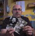 <p>Imanol Arteaga, sobrinho do missionário espanhol Luis Cuartero, mostra fotos tiradas em 10 de outubro de 1967 por ex-jornalista da AFP, Marc Hutten </p>  Foto: JAVIER SORIANO / AFP