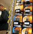 Berkshire Hathway, empresa do bilionário Warren Buffett, vai comprar a Duracell, da Procter & Gamble, em um negócio que envolve a aquisição de US$ 4,7 bilhões em ações  Foto: Justin Sullivan / Getty Images
