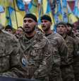 Soldados do batalhão de autodefesa "Azov", ligado ao Ministério do Interior ucraniano, participam de parada militar em Kiev. 14/10/2014.  Foto: Gleb Garanich / Reuters