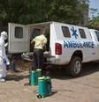 <p>Profissionais de sa&uacute;de colocam equipamento de prote&ccedil;&atilde;o antes de desinfectar mesquita em Bamako, no Mali</p>  Foto: Joe Penney / Reuters