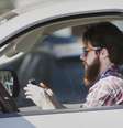Un hombre usa su teléfono celular mientras conduce en Dallas, Texas, en foto de archivo del 26 de febrero de 2013.  Foto: AP