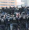 <p>Oficiais da polícia alemã enfrentam manifestantes durante um protesto de neonazistas contra ultraconservadores islâmicos em Hanover, neste sábado, 15 de novembro</p>  Foto: Fabrizio Bensch / Reuters