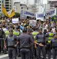 <p>Manifestantes bloquearam a avenida acompanhados de perto pela Polícia Militar</p>  Foto: Vilmar Bannach / Futura Press