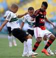 Léo Moura, em jogo contra o Coritiba, pelo Campeonato Brasileiro de 2014  Foto: Buda Mendes / Getty Images 