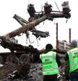<p>Membros da equipe de especialista holandesa&nbsp;observam enquanto&nbsp;destro&ccedil;os do voo da&nbsp;Malaysia Airlines&nbsp;MH17 s&atilde;o removidos e carregados em um caminh&atilde;o no local do acidente, no leste da Ucr&acirc;nia, neste domingo,&nbsp;16 de novembro</p>  Foto: Menahem Kahana / AFP