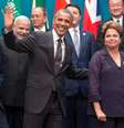 <p>Barack Obama acena ao lado de Dilma Rousseff durante encontro do G20 na Austrália</p>  Foto: Pablo Martinez Monsivais / Reuters