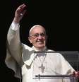 Papa Francisco acena ao público durante missa Angelus de domingo na Praça de São Pedro, Vaticano. 16/11/2014.  Foto: Alessandro Bianchi / Reuters
