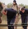 <p>Imagem tomada&nbsp;de um&nbsp;v&iacute;deo n&atilde;o datado e postado na internet&nbsp;pelo grupo Estado Isl&acirc;mico mostra&nbsp;soldados s&iacute;rios sendo escoltados por extremistas antes da sua&nbsp;decapita&ccedil;&atilde;o&nbsp;</p>  Foto: AP