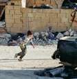 <p>No vídeo, menino corre em meio a tiros e cai. Segundos depois, se levanta e ajuda uma menina a escapar dos projéteis disparados por supostos atiradores</p>  Foto: Lars Klevberg / Reprodução