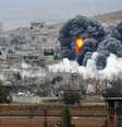 <p>Explosão após ataque aéreo no centro de Kobani, na Síria. Foto tirada do lado turco da fronteira. 17/11/2014</p>  Foto: Osman Orsal / Reuters
